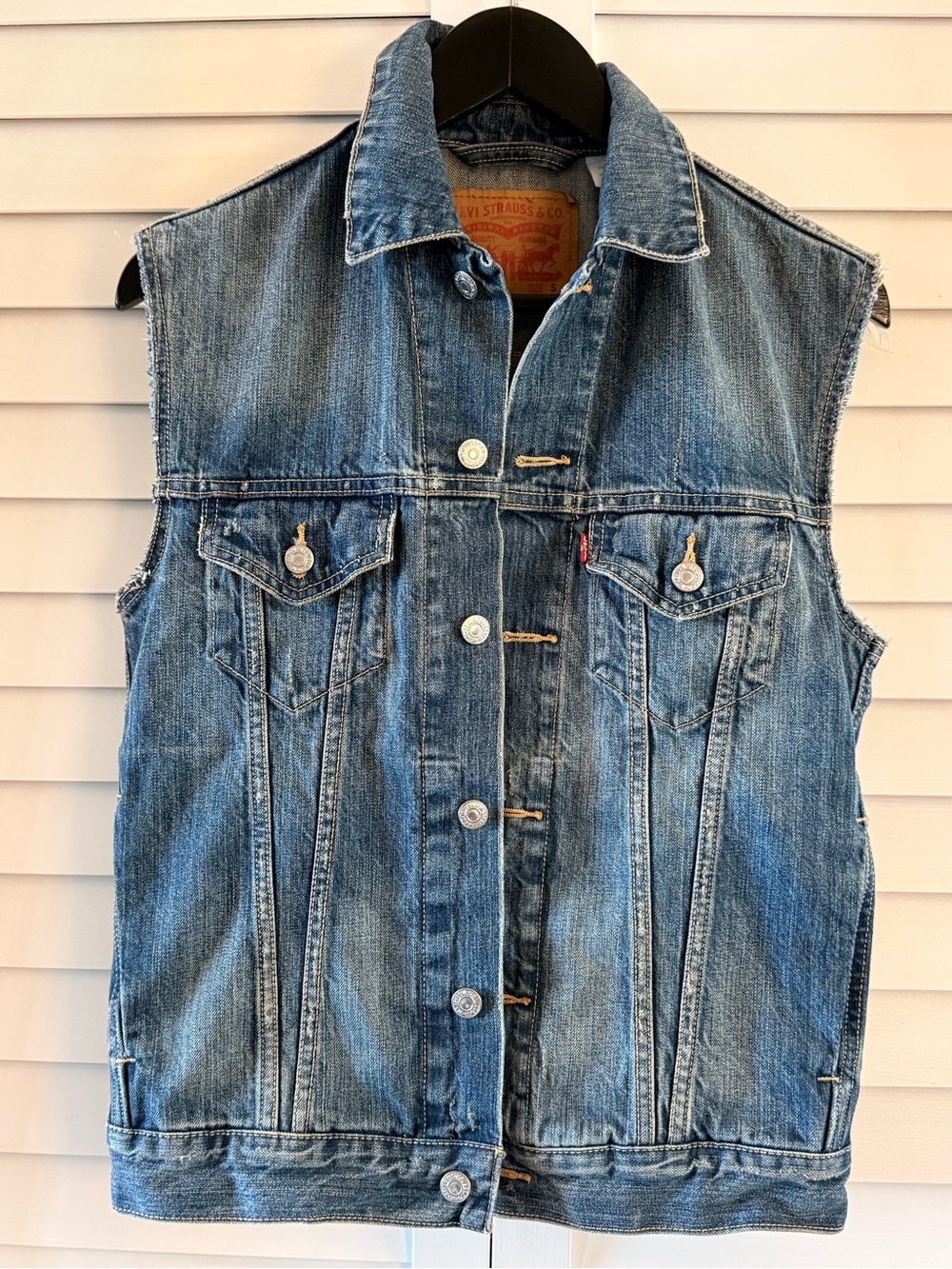Levi’s Men's Relaxed Trucker Jacket Distressed Raw Torn Away Sleeve Size Small - Picture 3 of 15